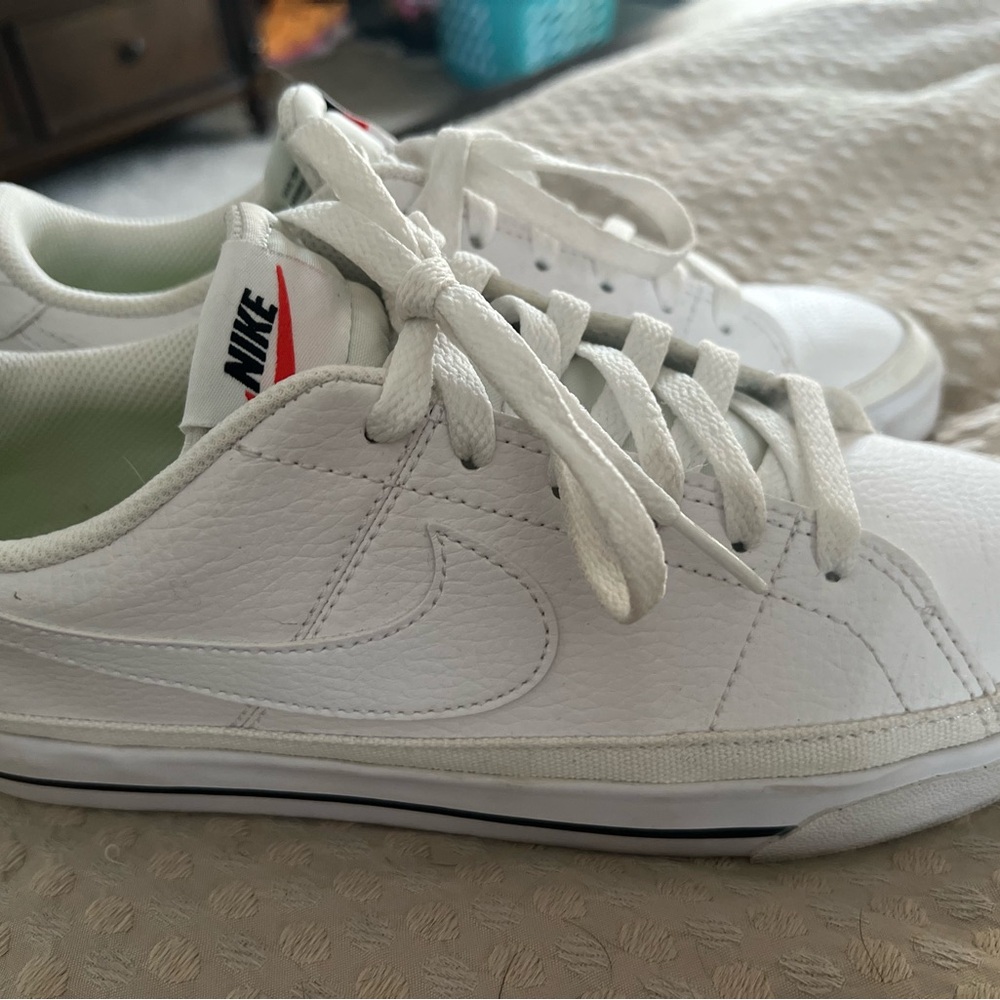 Nike womens sneakers.  Euc size 8